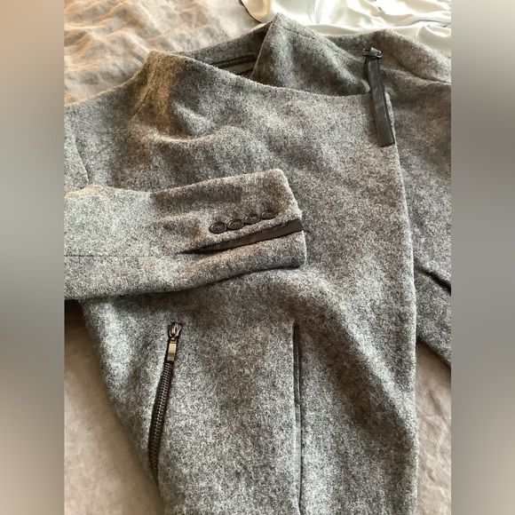 this gray and leatherette jacket from Katherine Barclay is unique - Picture 3 of 3